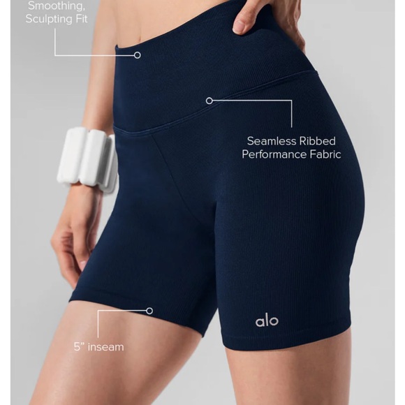 ALO Yoga Women's 5” Seamless Ribbed Biker short in Navy. Size Large - Picture 1 of 9